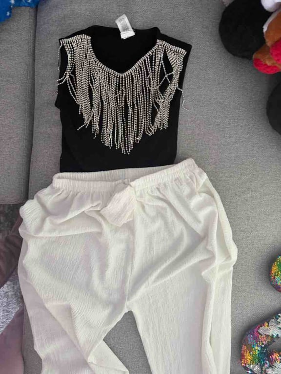 Fotografi e bluz e pantallona në LIST.AL