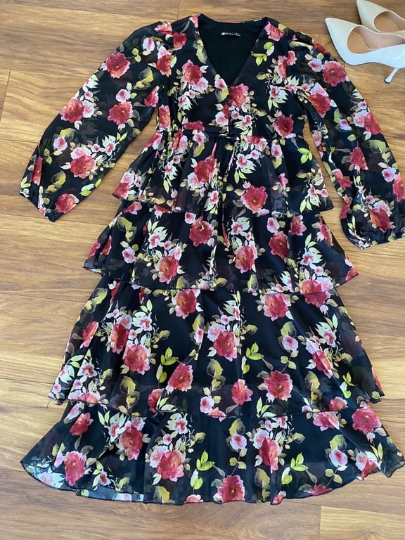 Fotografi e fustan shume elegant me lule në LIST.AL