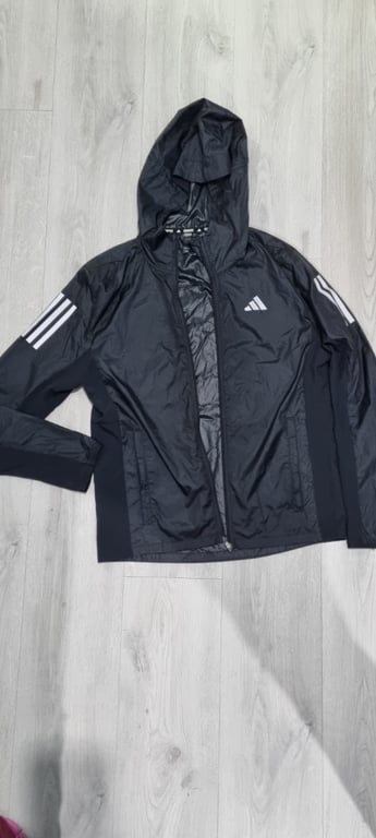 Fotografi e feshe adidas në LIST.AL