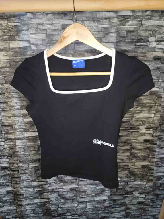 Fotografi e Bluze Karl Goca në LIST.AL