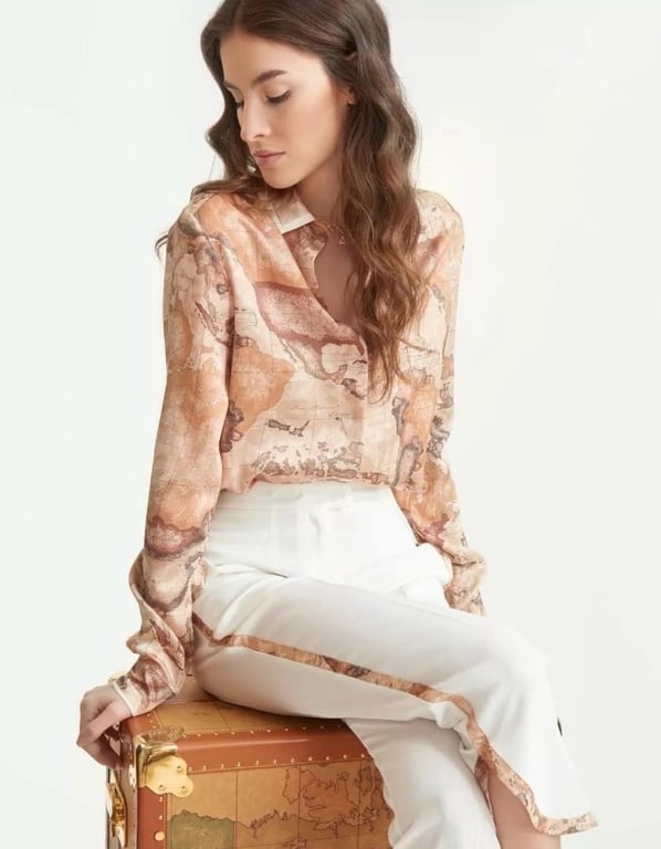 Fotografi e Alviero Martini Kemishe mendafshi dhe / ose pantallonat në LIST.AL