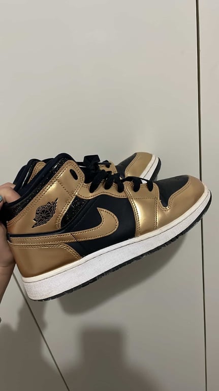 Fotografi e Atlete Nike Air Jordan 1 Gold dhe te Zeza në LIST.AL