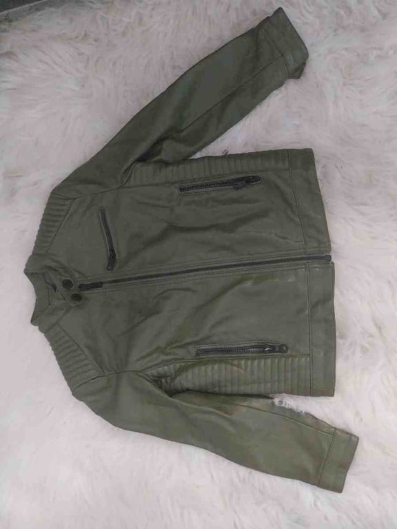 Fotografi e Xhaketë Lëkure ngjyrë Gjelbër Ushtrie me Zinxhirë në LIST.AL