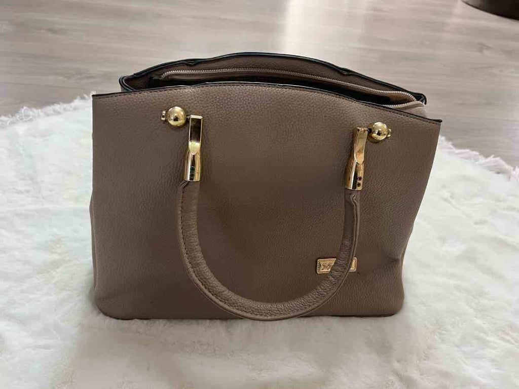 Fotografi e cante  në LIST.AL