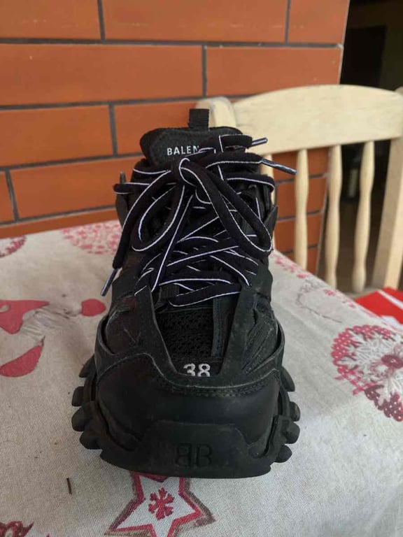 Fotografi e Balenciaga Traks në LIST.AL