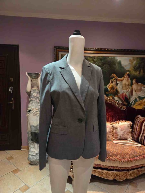 Fotografi e Kostum Elegant Për Meshkuj në Ngjyrë Gri në LIST.AL