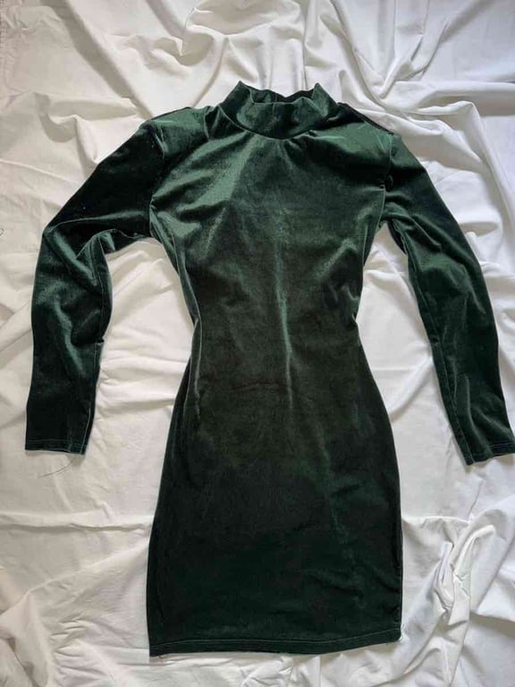 Fotografi e Fustan velvet jeshile festive i hapur mbrapa ne forme zemre. në LIST.AL