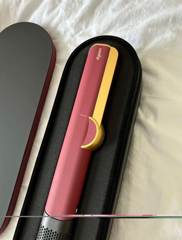 Fotografi e dyson airstrait red/velvet gold në LIST.AL