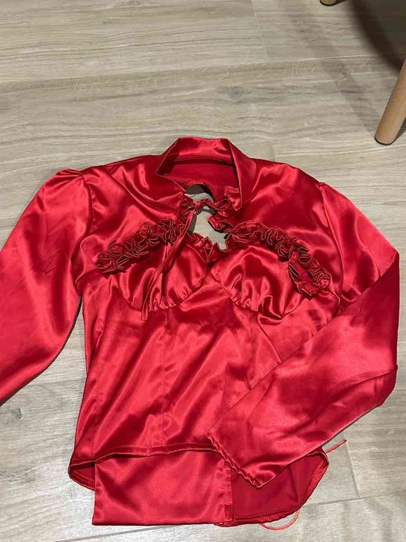 Fotografi e bluze saten në LIST.AL