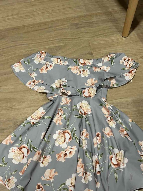 Fotografi e fustan me lule në LIST.AL