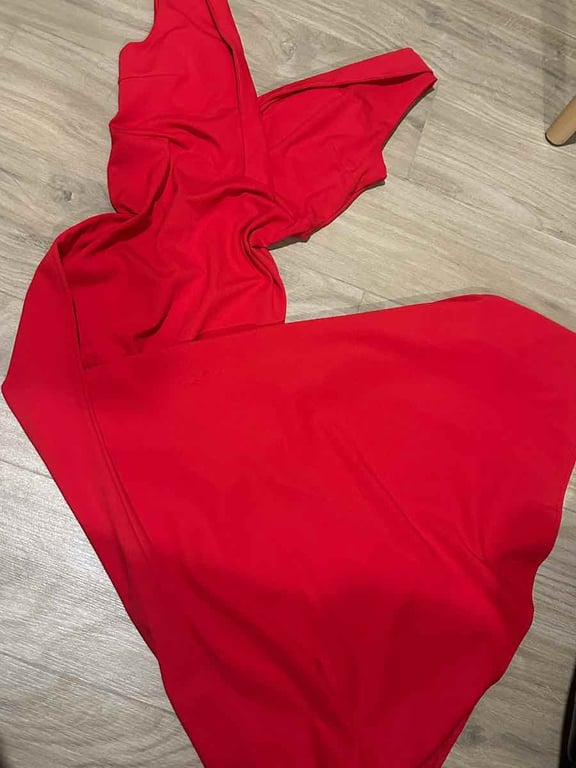 Fotografi e fustan i kuq në LIST.AL