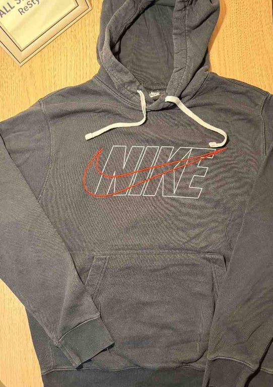 Fotografi e Nike hoodie në LIST.AL