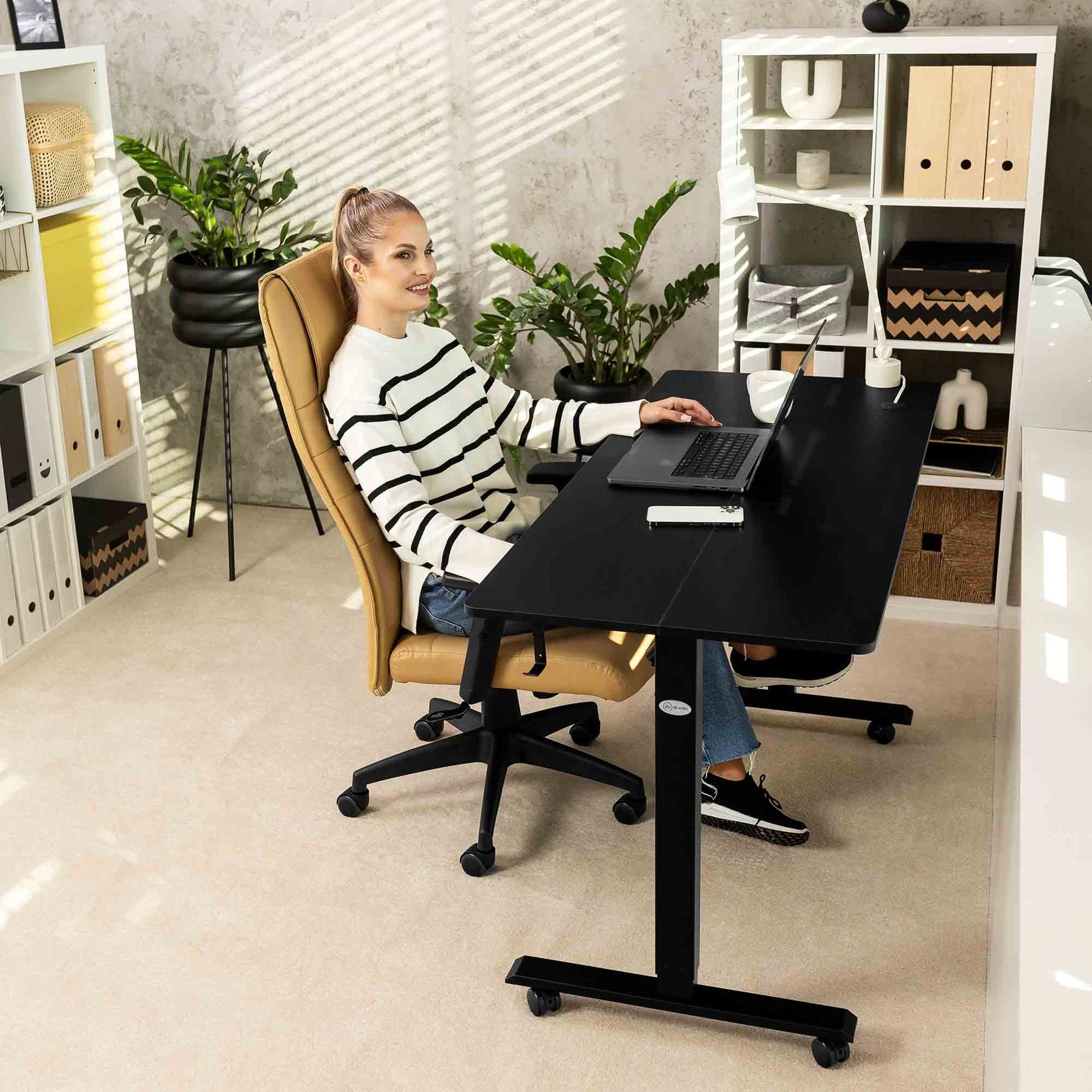 Psací stůl se vyznačuje odolnou a pevnou konstrukcí s maximální nosností 80 kg. 