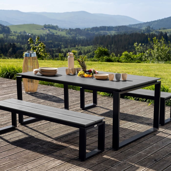 Dwie&nbsp;ławki ogrodowe w komplecie Trento są dopasowane do stołu