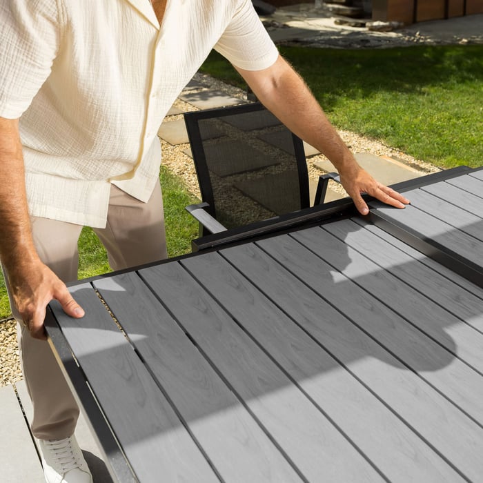 Stół ogrodowy Comlo posiada praktyczny system rozkładania