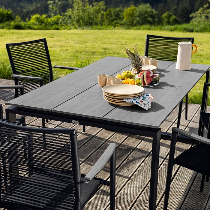 Blat stołu ogrodowego Giovo wykonany jest z wysokiej jakości tworzywa polywood