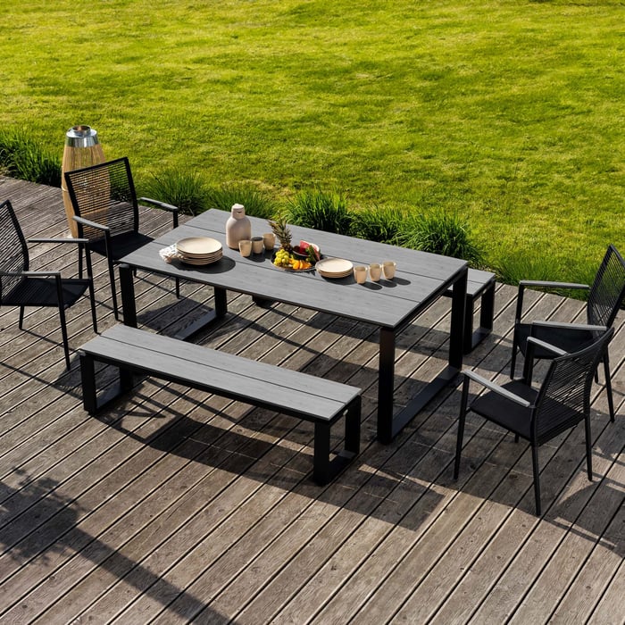 Dwie ławki i cztery krzesła w zestawie Zerba, wykonane zostały z lekkiego, lecz wytrzymałego aluminium