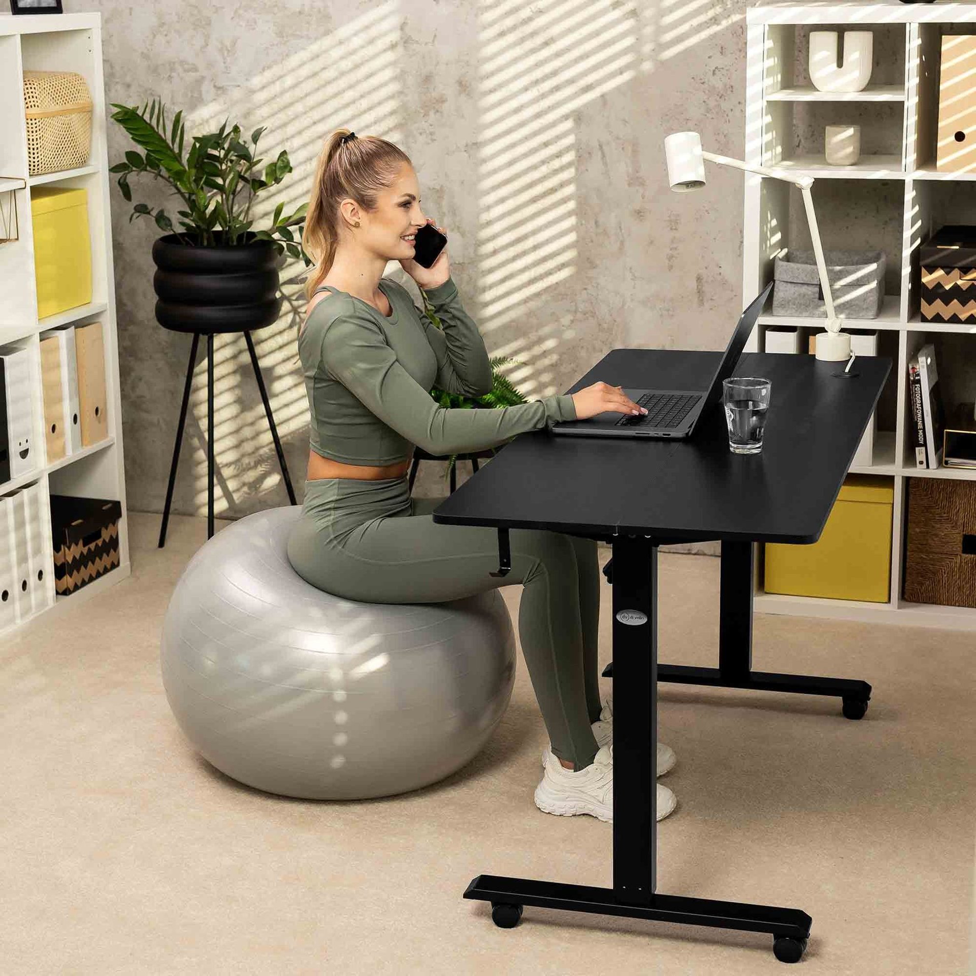 Prostorná stolní deska o rozměrech 120 × 60 cm vyrobená z laminované dřevotřísky poskytuje optimální velikost pracovní plochy, na kterou se vejde počítač a veškeré nářadí potřebné k práci. 