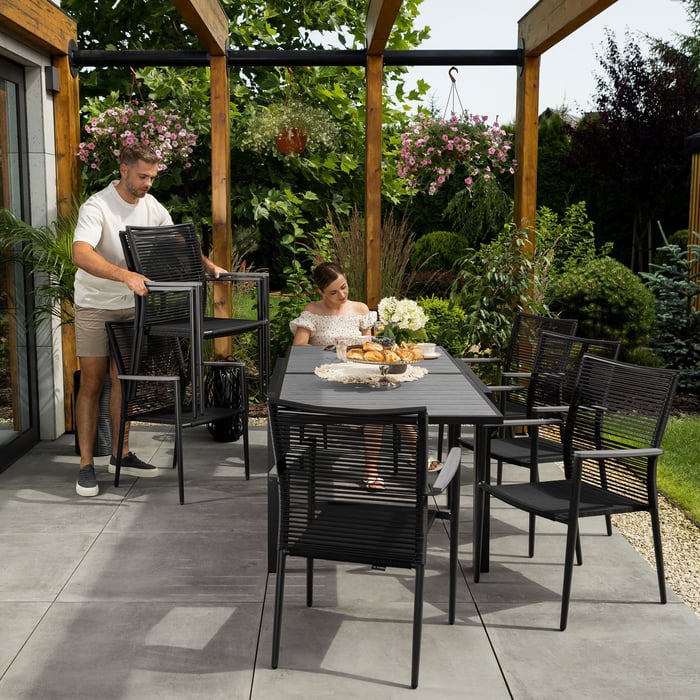 Stoličky v zostave Pavia sú navrhnuté tak, aby ich bolo možné stohovať, teda pokladať na seba. T