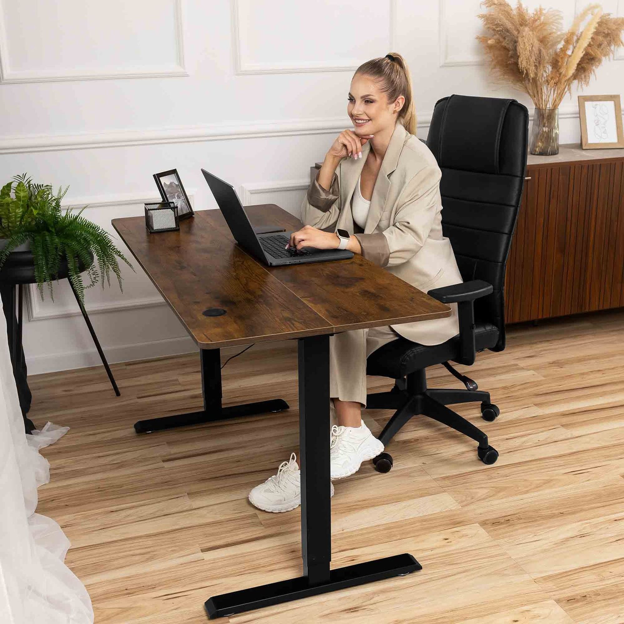 Psací stůl se vyznačuje odolnou a pevnou konstrukcí s maximální nosností 80 kg.