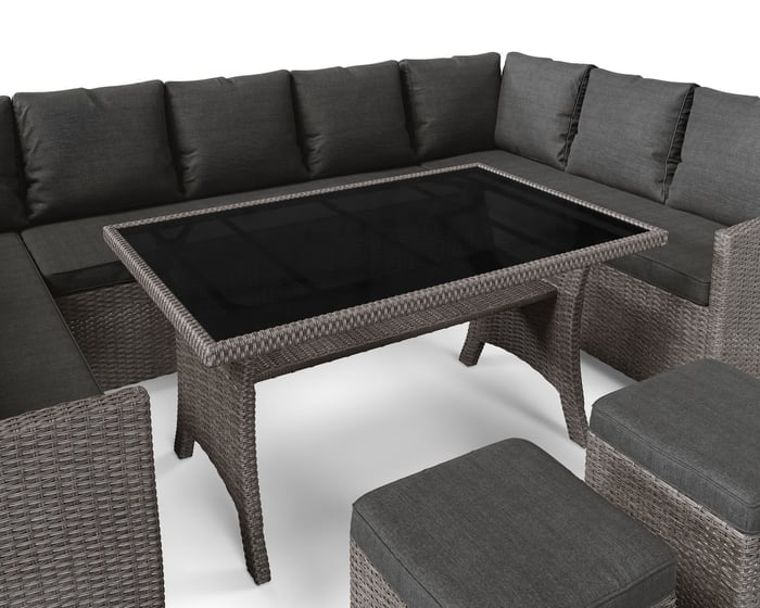 Duży stół dobrze sprawdzi się podczas przyjęć i spotkań w większym gronie.