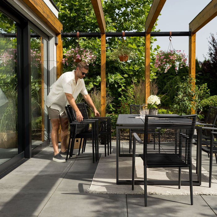 Krzesła w zestawie Zerba zostały zaprojektowane w taki sposób, aby ich kształt umożliwiał sztaplowanie