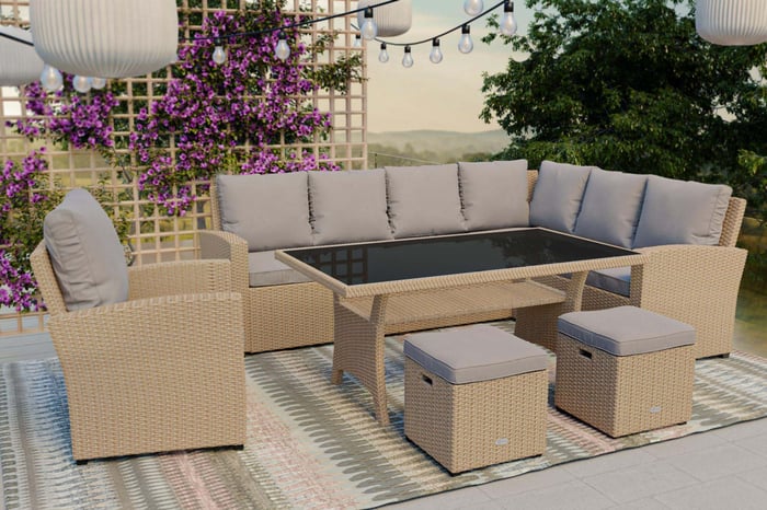 Velký stůl se stabilní konstrukcí bude jako stvořený pro letní grilovačky a setkání s blízkými.