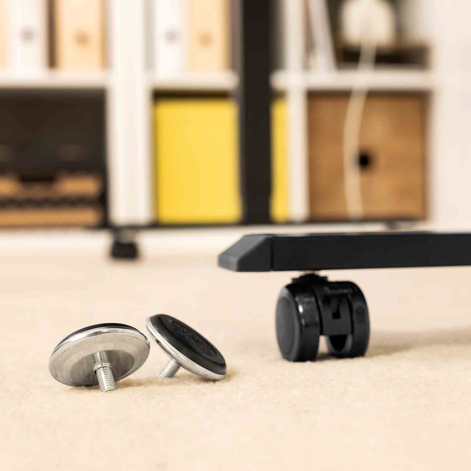 Sada psacího stolu obsahuje čtyři kolečka, která lze namontovat místo tradičních stojanů. Stůl na kolečkách se stává mobilním