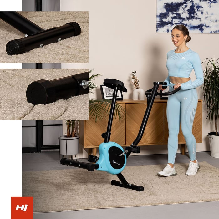 Vrouw verplaatst de hometrainer met transportwielen