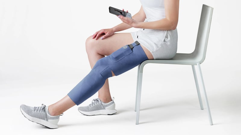CIONIC bionic knee brace user with smartphone