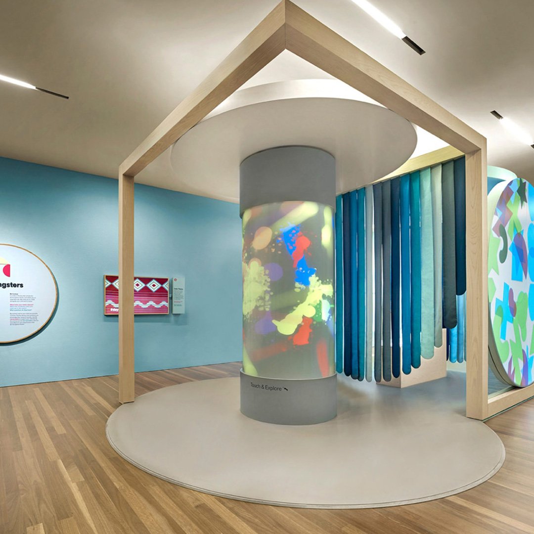 de Youngsters Studio: modern gallery interior with display case showcasing colorful fabrics and textiles