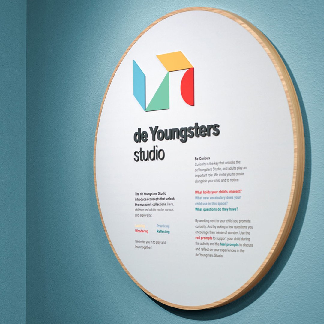 De Youngsters studio circular logo plaque