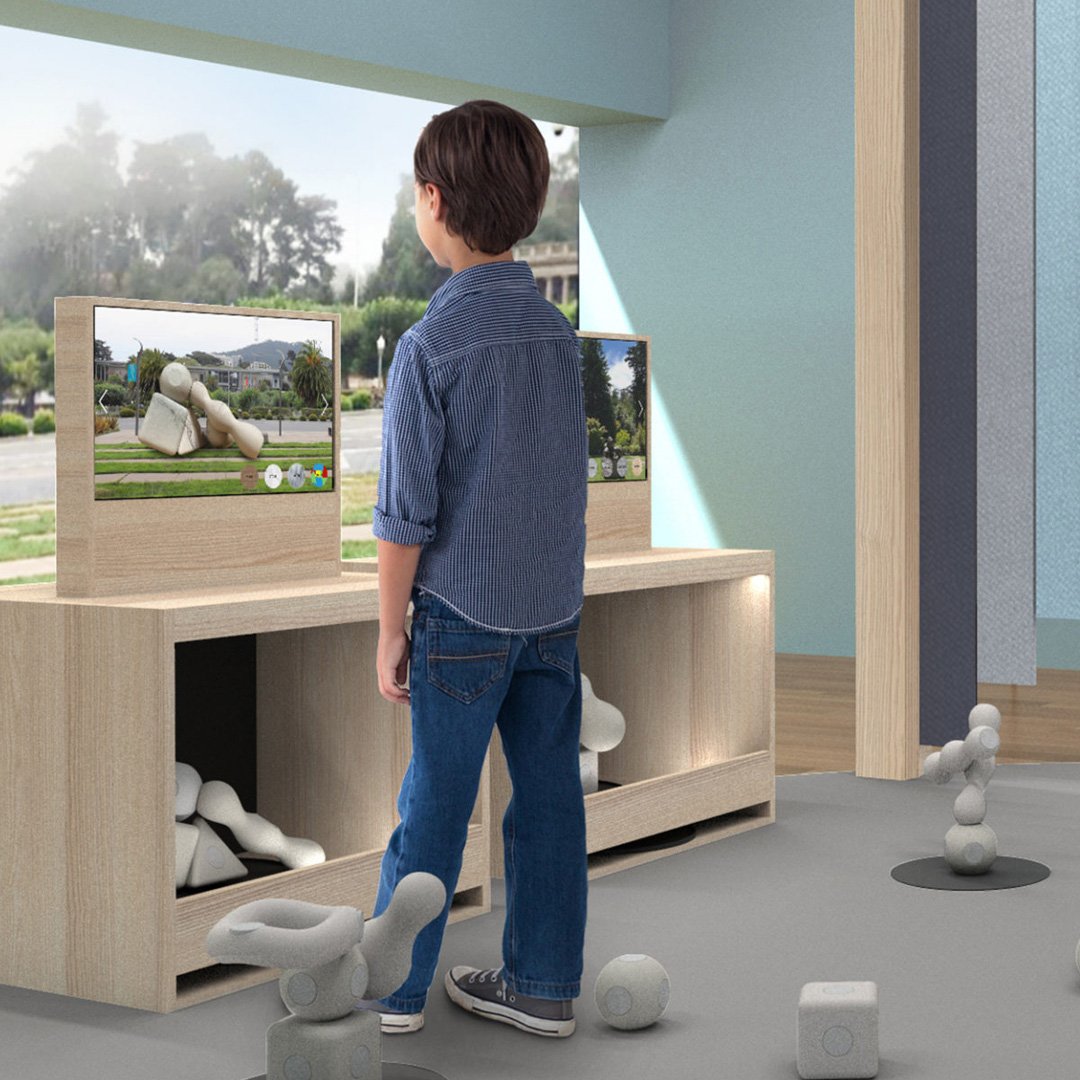 de Youngsters Studio: young boy in blue shirt standing in front of a large TV screen displaying an outdoor scene