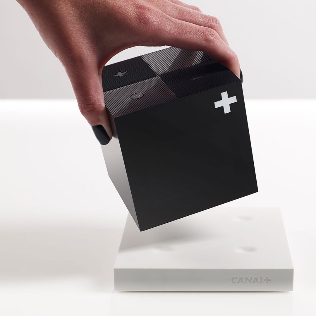 Hand holding Le Cube smart medical alert device