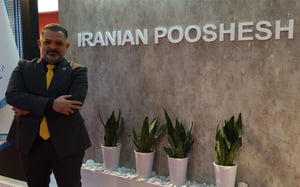 مصاحبه تریبون‌نیوز با اسحان حق به جانب مدیر تامین شرکت ایرانیان پوشش در نمایشگاه بورس بانک بیمه