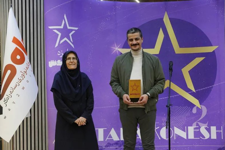 مدیر منابع انسانی جایزه خود در عصر تراکنش را از زهرا میرحسینی، نایب رئیس هیئت‌مدیره شرکت داتین دریافت کرد