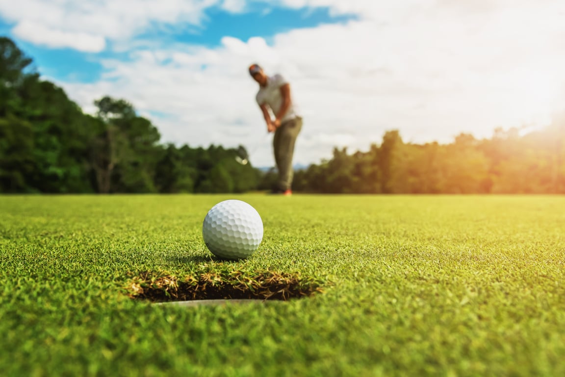 golf player putting