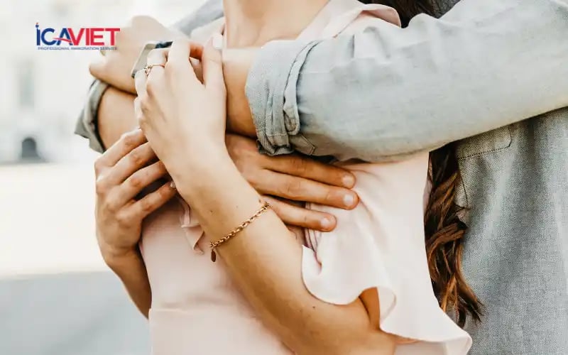 Ai có thể đi kèm trong hồ sơ bảo lãnh anh chị em sang Mỹ?