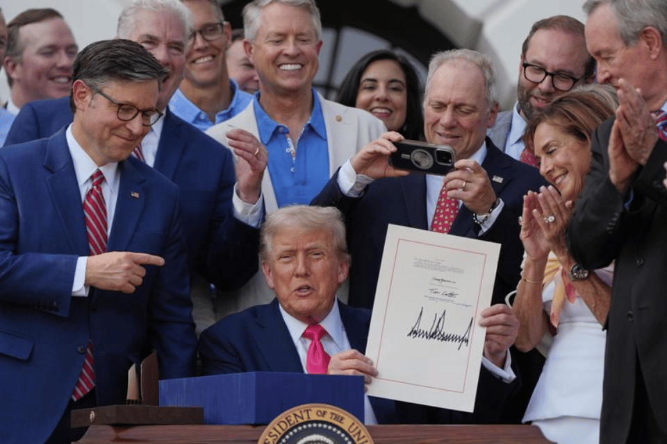 Các loại phí nhập cư mới được giới thiệu trong Đạo luật To Đẹp