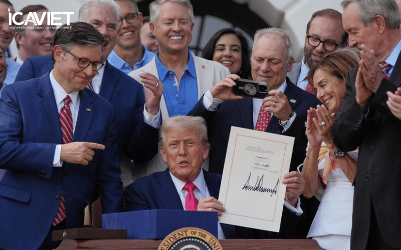 Tổng thống Trump ký ban hành dự luật vào Ngày Độc lập