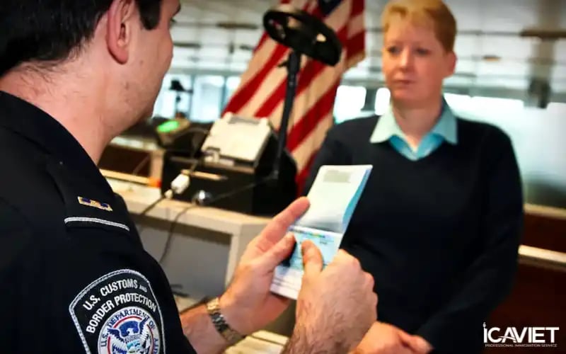 CBP kiểm tra giấy tờ tại sân bay