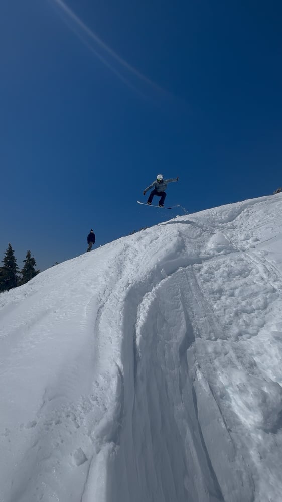 mt-bachelor-2025-snowboarder-on-snowy-slope.jpeg