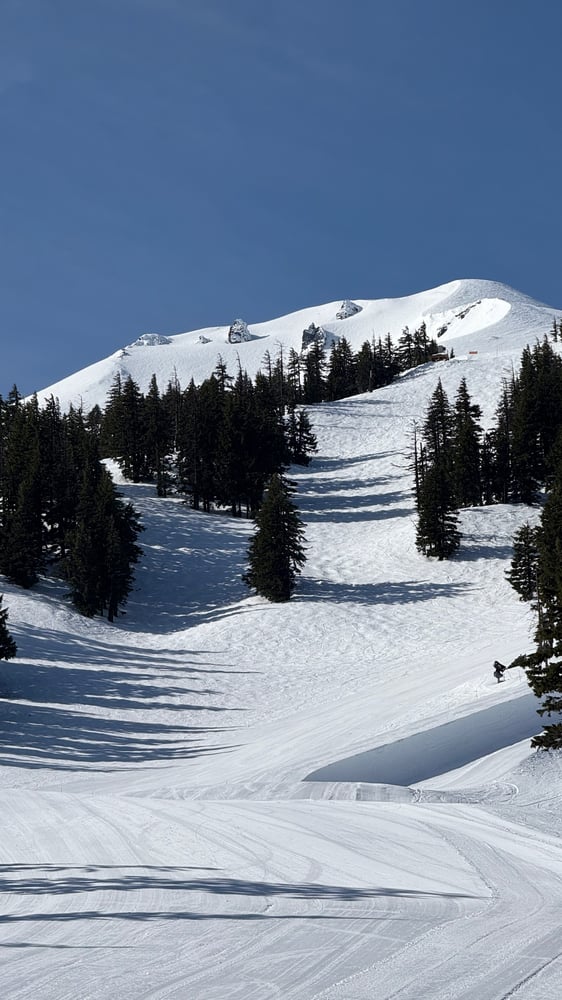 mt-bachelor-2025-snowy-mountain-ski-slope.jpeg