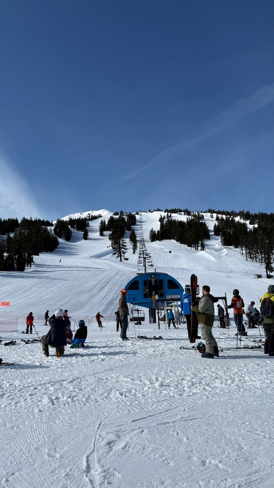 mt-bachelor-2025-snowy-ski-resort-scene.jpeg