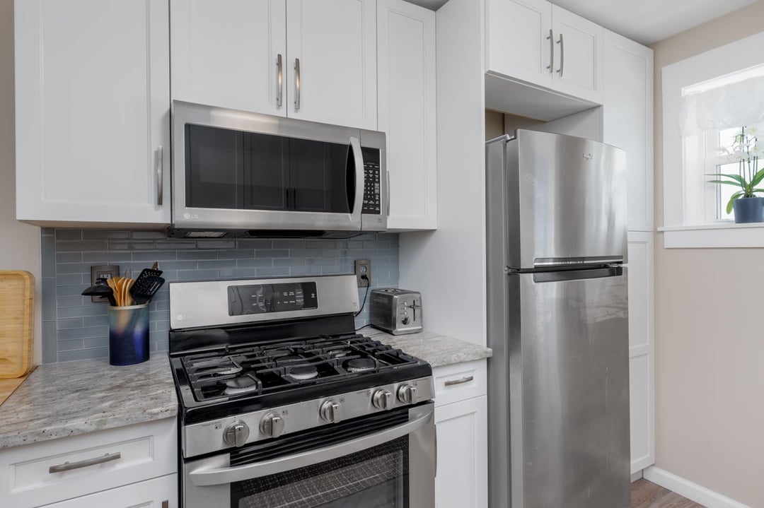 232 E 19th B