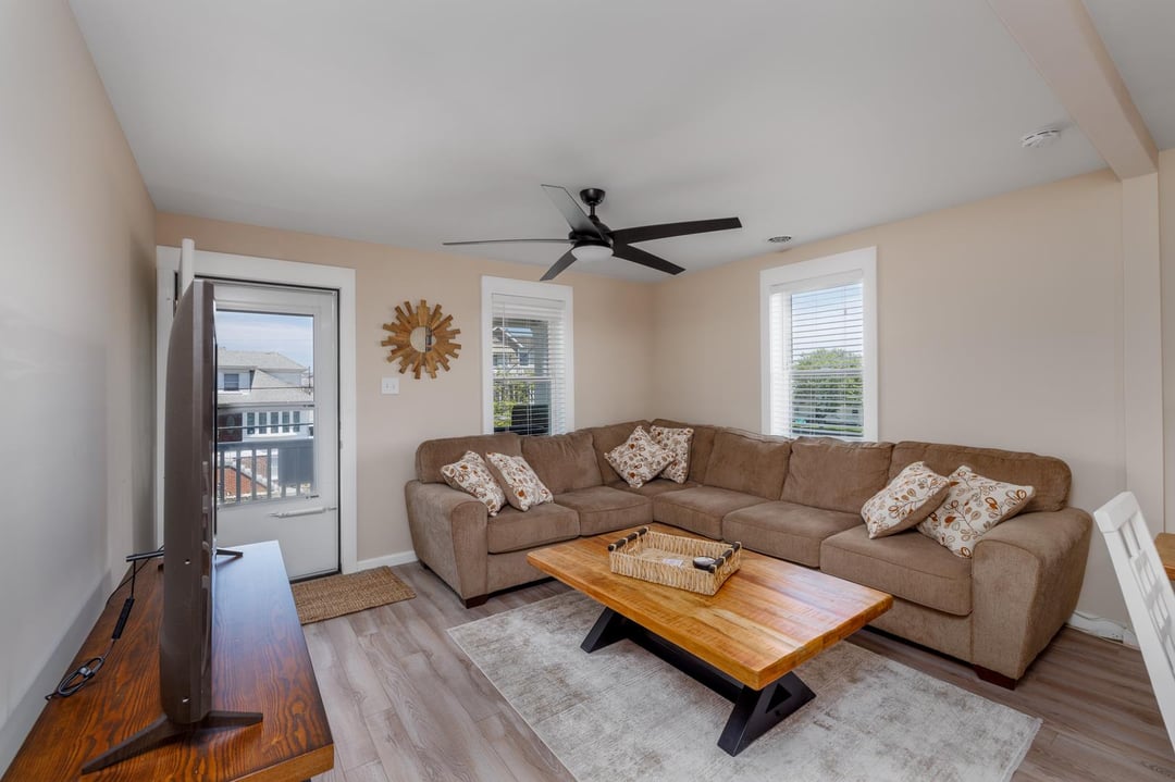 232 E 19th B