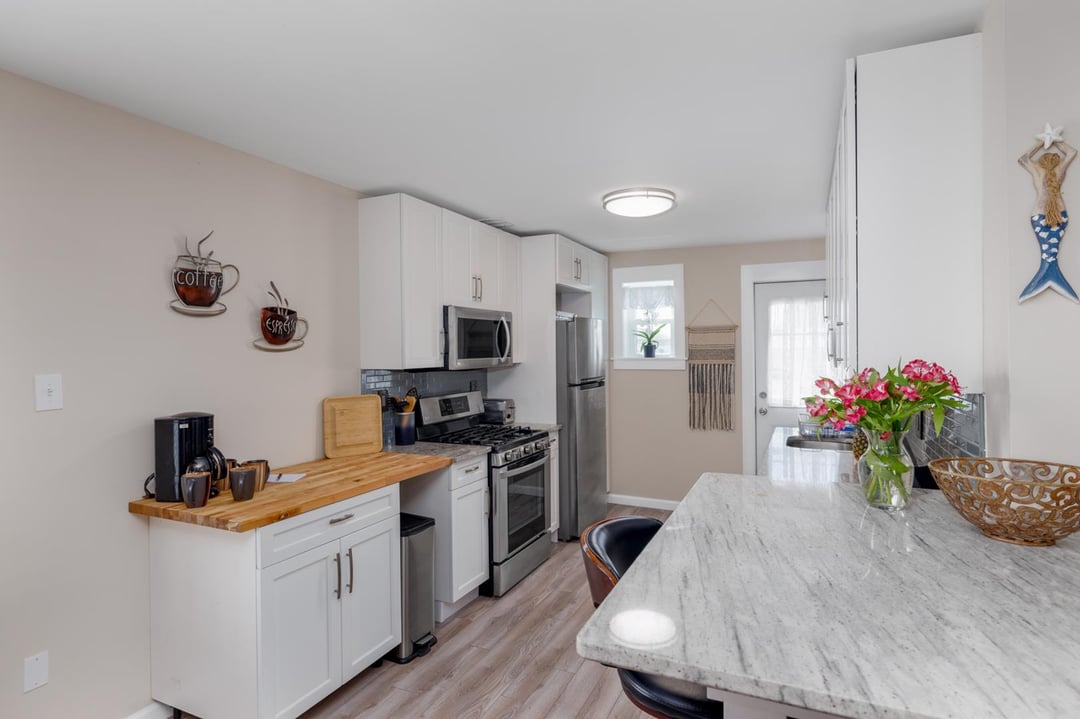232 E 19th B