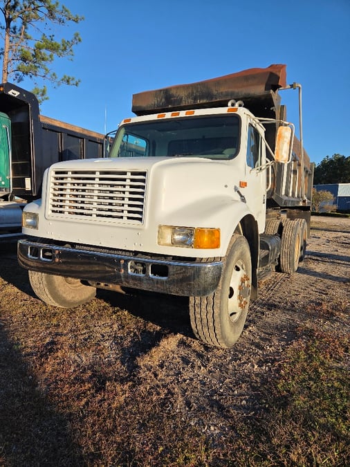 2000 International 4900, image 2