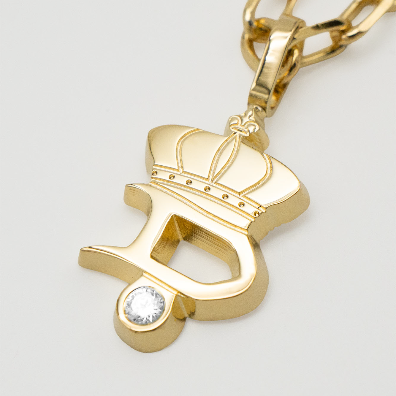 NISS NECKLACE | GOLD · pendant detail