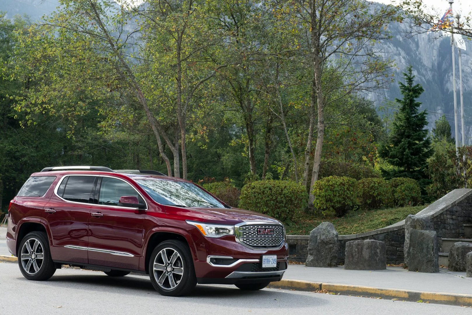 GMC_Acadia_2_generation__SUV_5-doors__10.jpg